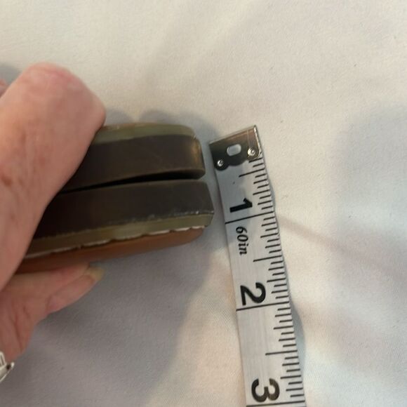 Seven7 size 9 cream and tan faux leather flip flops sandals EUC No box - Picture 12 of 13